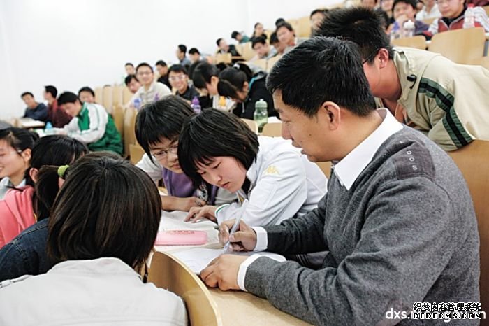 “凝聚关爱力量,成就青春梦想”主题助困帮扶